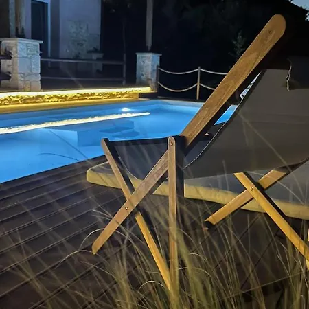 Momentum X - Modern Maisonette With Pool & View ハニア