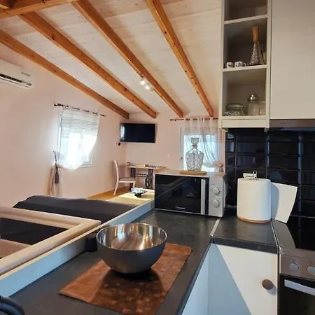 Momentum X - Modern Maisonette With Pool & View *
